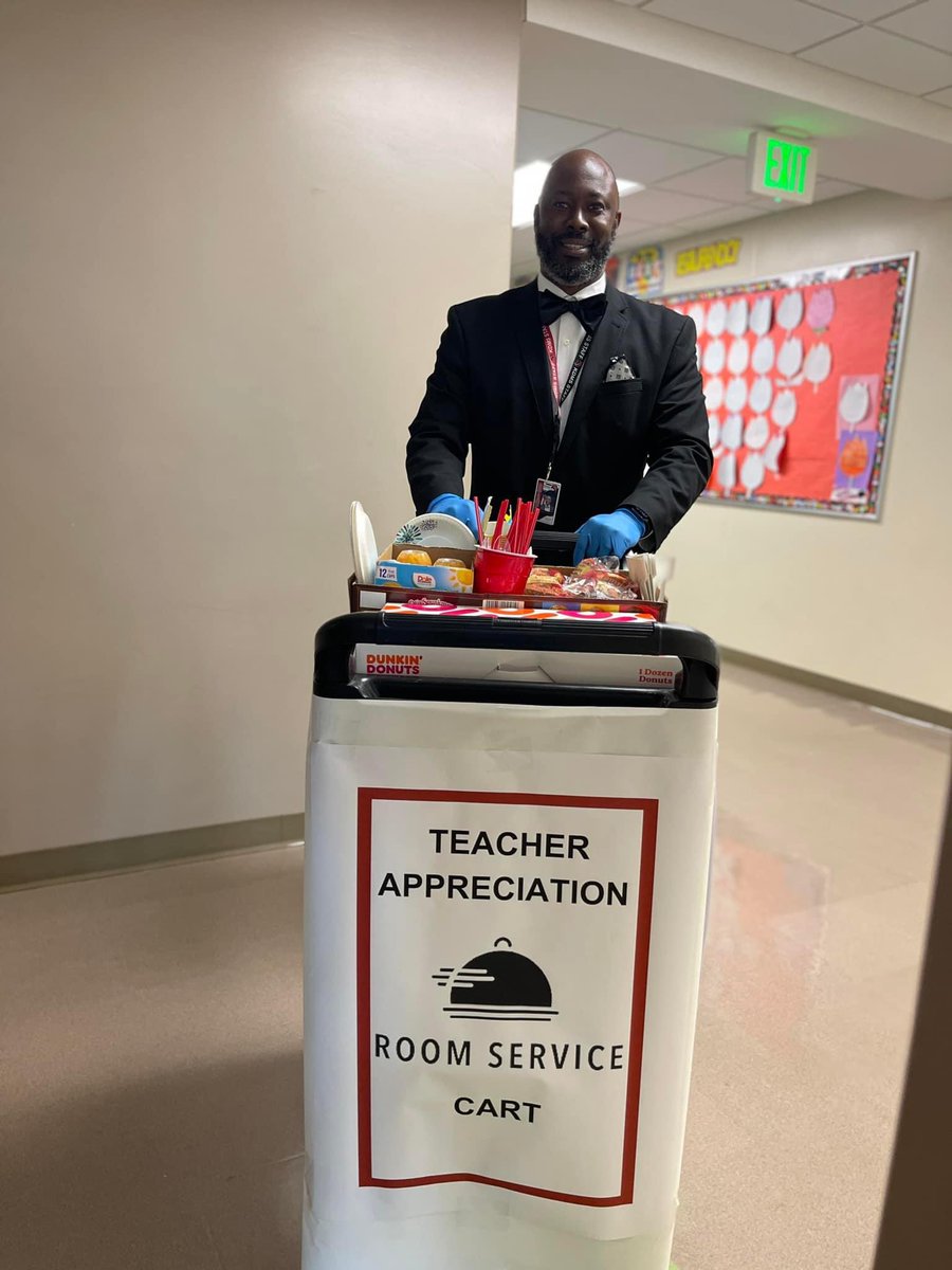 SilvanusThrower's tweet photo. I love loving on my teachers! #TeacherAppreciationWeek https://t.co/4x2LPx9mZh