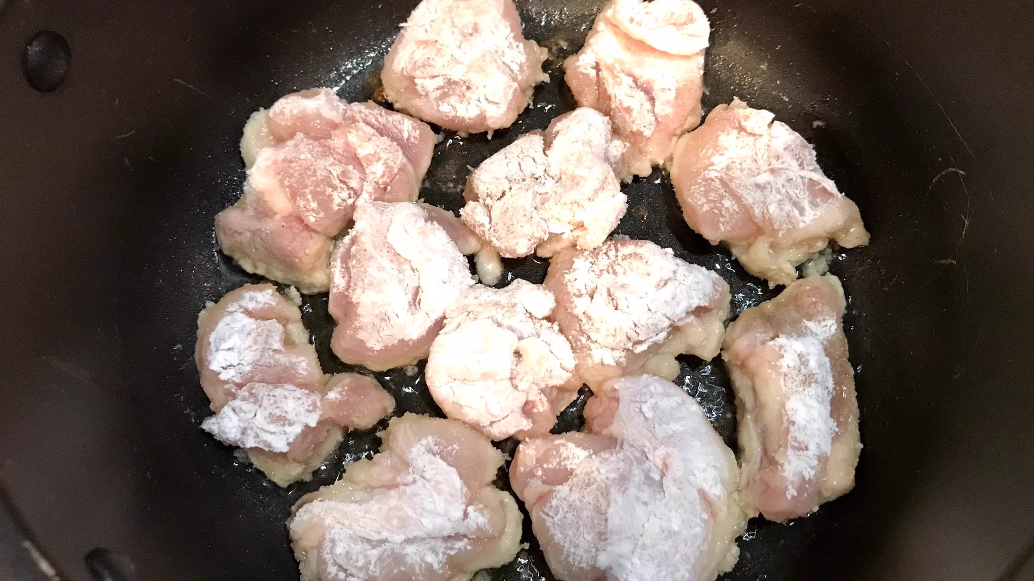 少ない材料で簡単にできる！挑戦してみたいアボカドチキンのレシピがバズり中！