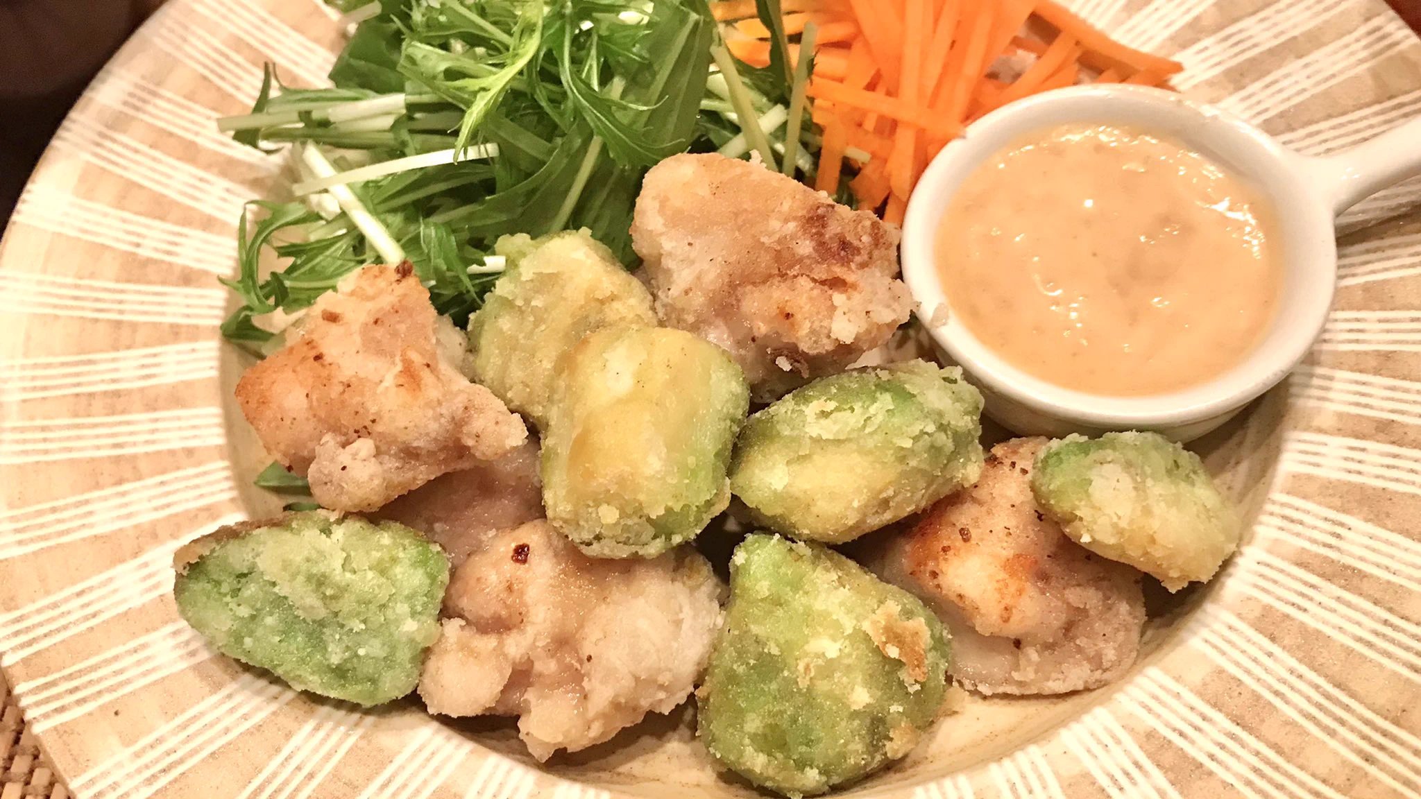 少ない材料で簡単にできる！挑戦してみたいアボカドチキンのレシピがバズり中！