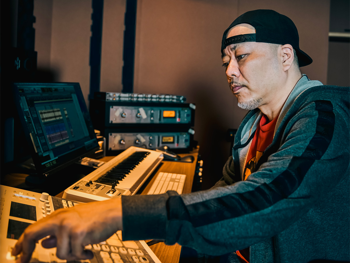 snrec_jp's tweet photo. 【サンレコ 今週の記事より】

Zeebra、K Dub Shineとともにキングギドラのメンバーとして活躍する、DJ／ビート・メイカーのDJ Oasisが登場！ビート・メイキングに用いる機材や制作環境など詳しく語っていただきました。
https://t.co/UBAzGNzQ8R
#DJOasis #キングギドラ #BeatMakersLab https://t.co/OhXnrGGvg9