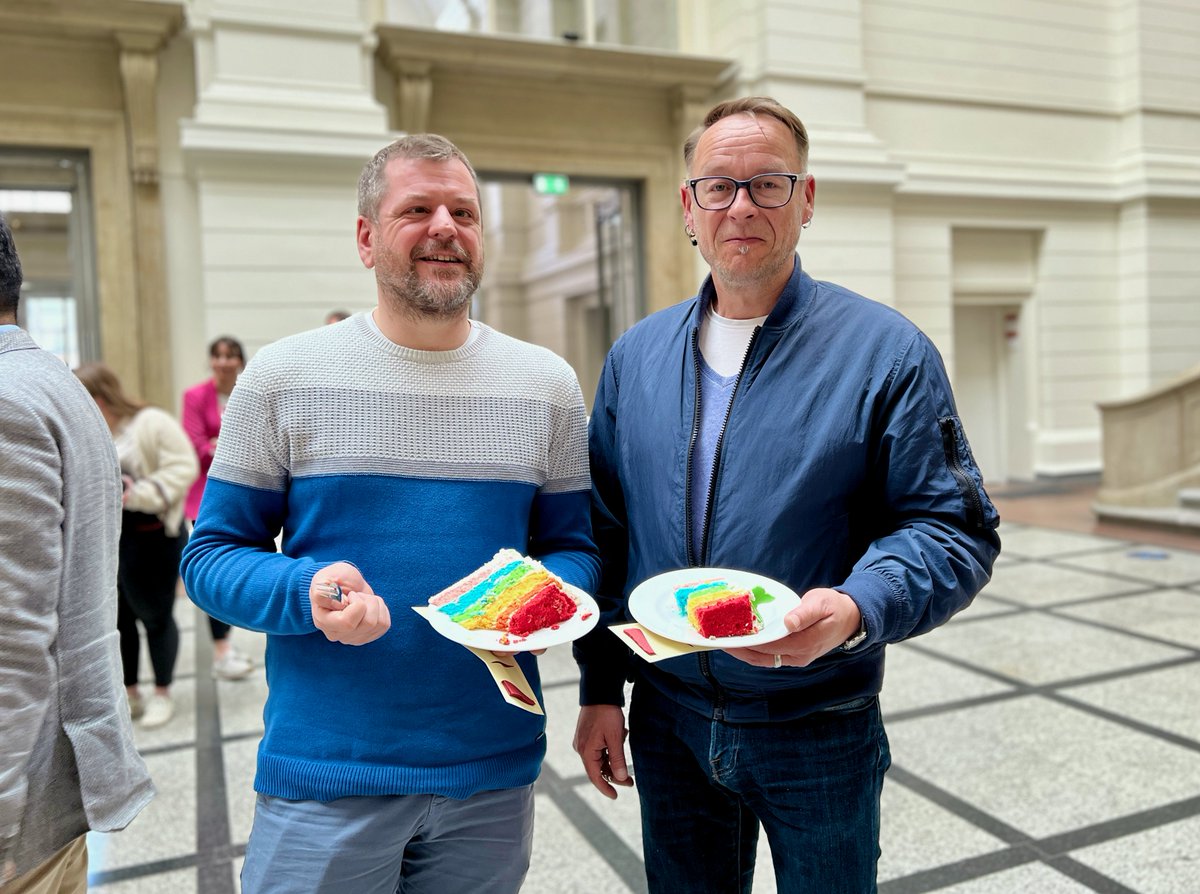 LinksfraktionB's tweet photo. Vom Leiter des Projekts wurde im #AGH der #MANEO-Report 2023 mit Angaben zu homo- und transphoben Straftaten in Berlin überreicht. Dazu gab es einen Regenbogenkuchen, um damit ein Zeichen für ein tolerantes, vielseitiges Berlin zu setzen. @schatzbln und @klauslederer waren dabei. https://t.co/xHsaBG94oS