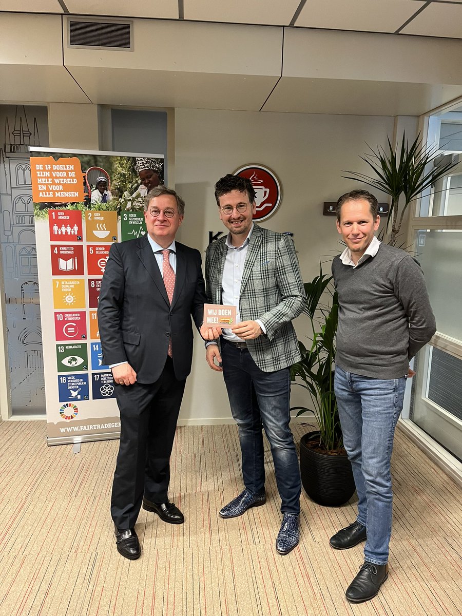 JLvdHeuvel's tweet photo. Op bezoek bij @kaarskoffie in #reeuwijk, @gem_BR in het kader van de #fairtradeweek. Mooi bedrijf, prettige ontvangst, gezonde dynamiek. #bedrijventour https://t.co/BKccoxapBP