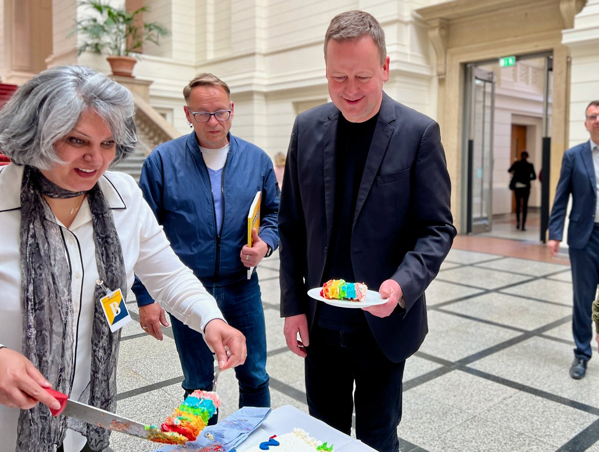 LinksfraktionB's tweet photo. Vom Leiter des Projekts wurde im #AGH der #MANEO-Report 2023 mit Angaben zu homo- und transphoben Straftaten in Berlin überreicht. Dazu gab es einen Regenbogenkuchen, um damit ein Zeichen für ein tolerantes, vielseitiges Berlin zu setzen. @schatzbln und @klauslederer waren dabei. https://t.co/xHsaBG94oS