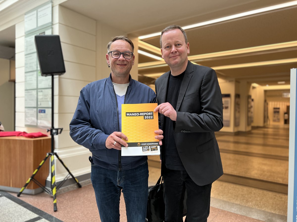 LinksfraktionB's tweet photo. Vom Leiter des Projekts wurde im #AGH der #MANEO-Report 2023 mit Angaben zu homo- und transphoben Straftaten in Berlin überreicht. Dazu gab es einen Regenbogenkuchen, um damit ein Zeichen für ein tolerantes, vielseitiges Berlin zu setzen. @schatzbln und @klauslederer waren dabei. https://t.co/xHsaBG94oS