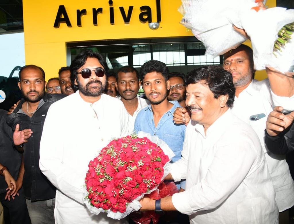 ncsjsp's tweet image. రాజమండ్రి విమానాశ్రయం చేరుకున్న జనసేన పార్టీ అధ్యక్షులు శ్రీ పవన్ కళ్యాణ్ గారు
అక్కడి నుంచి రాజమండ్రి నగరం - బొమ్మూరు - రాజవోలు మీదుగా  రాజమండ్రి రూరల్ నియోజక వర్గంలోని ఆవ భూములలో దెబ్బ తిన్న వ్యవసాయ భూములు పరిశీలించి రైతులతో మాట్లాడతారు.
@JanaSenaParty @PawanKalyan
#JSPWithAP