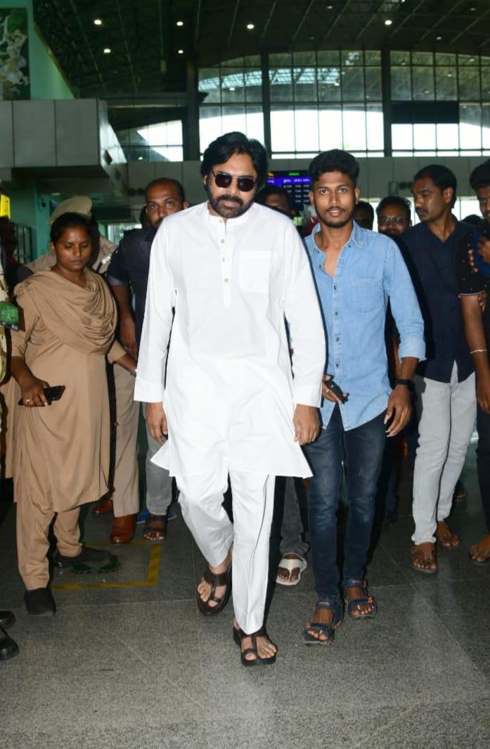 ncsjsp's tweet image. రాజమండ్రి విమానాశ్రయం చేరుకున్న జనసేన పార్టీ అధ్యక్షులు శ్రీ పవన్ కళ్యాణ్ గారు
అక్కడి నుంచి రాజమండ్రి నగరం - బొమ్మూరు - రాజవోలు మీదుగా  రాజమండ్రి రూరల్ నియోజక వర్గంలోని ఆవ భూములలో దెబ్బ తిన్న వ్యవసాయ భూములు పరిశీలించి రైతులతో మాట్లాడతారు.
@JanaSenaParty @PawanKalyan
#JSPWithAP