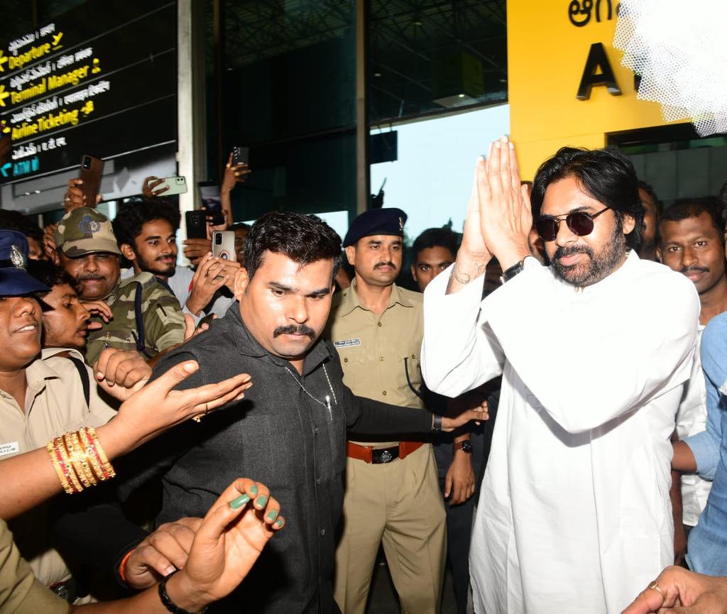 ncsjsp's tweet image. రాజమండ్రి విమానాశ్రయం చేరుకున్న జనసేన పార్టీ అధ్యక్షులు శ్రీ పవన్ కళ్యాణ్ గారు
అక్కడి నుంచి రాజమండ్రి నగరం - బొమ్మూరు - రాజవోలు మీదుగా  రాజమండ్రి రూరల్ నియోజక వర్గంలోని ఆవ భూములలో దెబ్బ తిన్న వ్యవసాయ భూములు పరిశీలించి రైతులతో మాట్లాడతారు.
@JanaSenaParty @PawanKalyan
#JSPWithAP