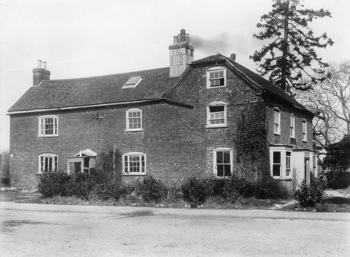 Ever wondered what was here before Eastleigh was built? Most of the area now the town centre belonged to two farms; Great Eastley and Little Eastley. This is Great Eastley Farmhouse, which was behind Nutbeem Road in the area covered by the Stranding Street/Cable Street junction.