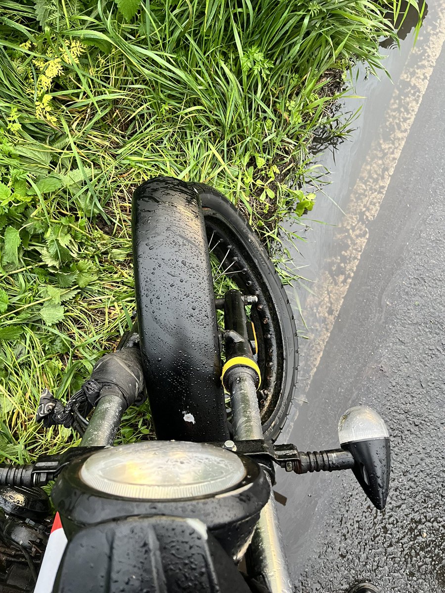 angelicstill's tweet photo. PSA for if you buy a bike off someone, check for things like this, 
I had been told no information regarding this but the wheel had been major rusted, the spokes especially, and it had been covered up with paint,
I was having a nice 65mph ride yesterday and the wheel gave in https://t.co/bsZjSJt1a5