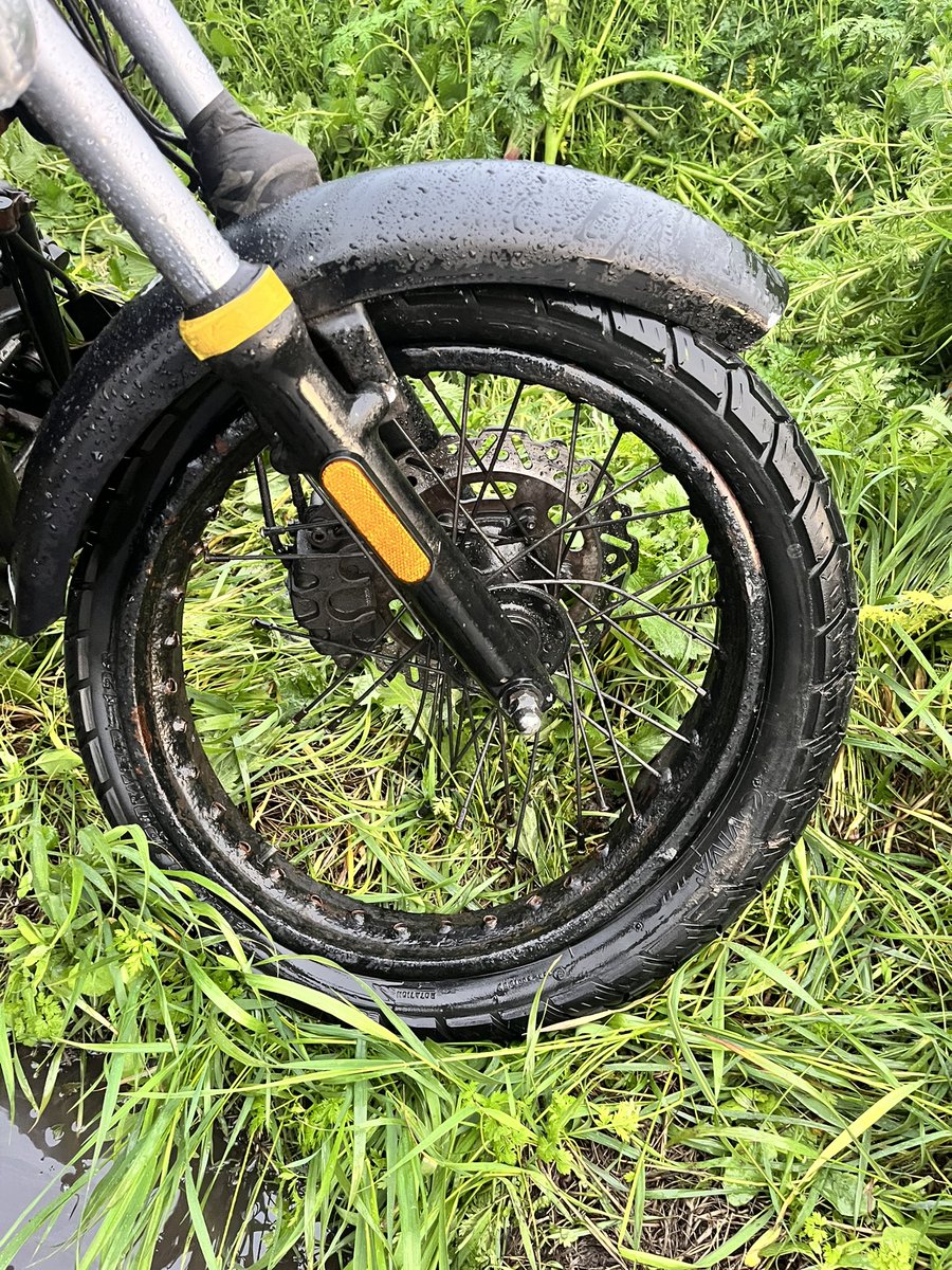 angelicstill's tweet photo. PSA for if you buy a bike off someone, check for things like this, 
I had been told no information regarding this but the wheel had been major rusted, the spokes especially, and it had been covered up with paint,
I was having a nice 65mph ride yesterday and the wheel gave in https://t.co/bsZjSJt1a5