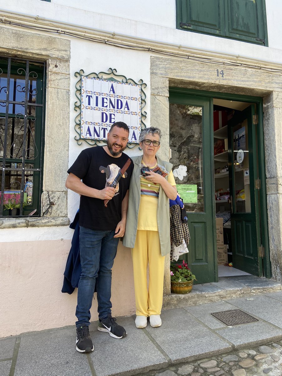 La Tienda de Antonina, en Castropol otro de esos lugares que dan vida a un barrio en este caso a un pueblo, con Antonia al Frente que es una persona estupenda y que hay que conocer felicidad infinita desprende….