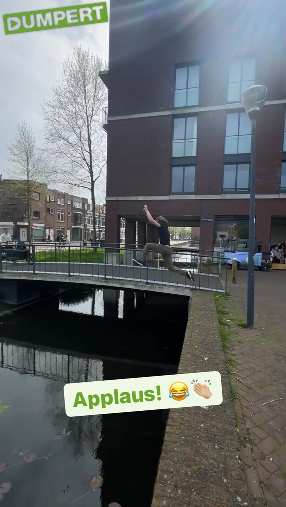 dumpert's tweet image. Freerunnert maakt indruk! Staande ovatie van de kinderopvang 😂 #freerunner #sloot #springen #overkant #win #applaus #koters #kinderen instagr.am/reel/CsD3jnCod…