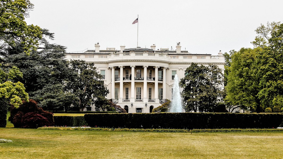 Did you know that...? 🧐

The White House used to be called the Executive Mansion or simply the President's House? Theodore Roosevelt was the first one to call it the White House!

Rule from the Oval Office and maybe rename the White House if you want!

#funfact #indiedev