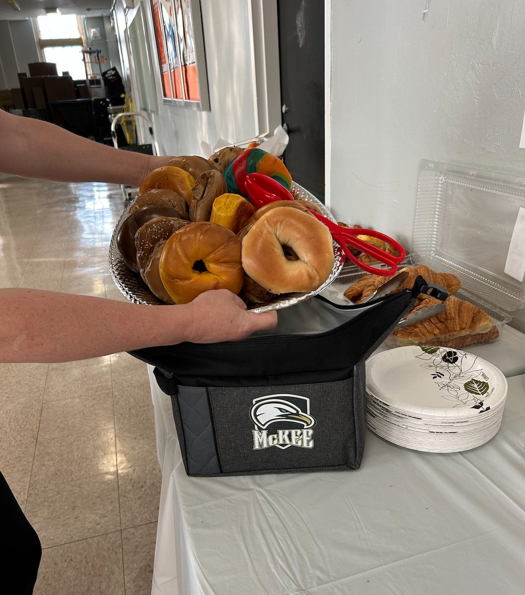 A lil #BackwardsDesigning going on, #UBD. ✍️🏽
Step 1: Give staff soft cooler. ✅
Step 2: Stuff it with softest 🥯✅
#BreakfastOfChampions
I'm def feeling the♥️for #TeacherAppreciation <a href="/RalphRMcKeeCTE/">Ralph R. McKee CTE High School</a>
<a href="/CSD31SI/">CSD31StatenIsland</a> <a href="/RalphRMcKeeCTE/">Ralph R. McKee CTE High School</a> <a href="/DrMarionWilson/">Dr. Marion Wilson</a>