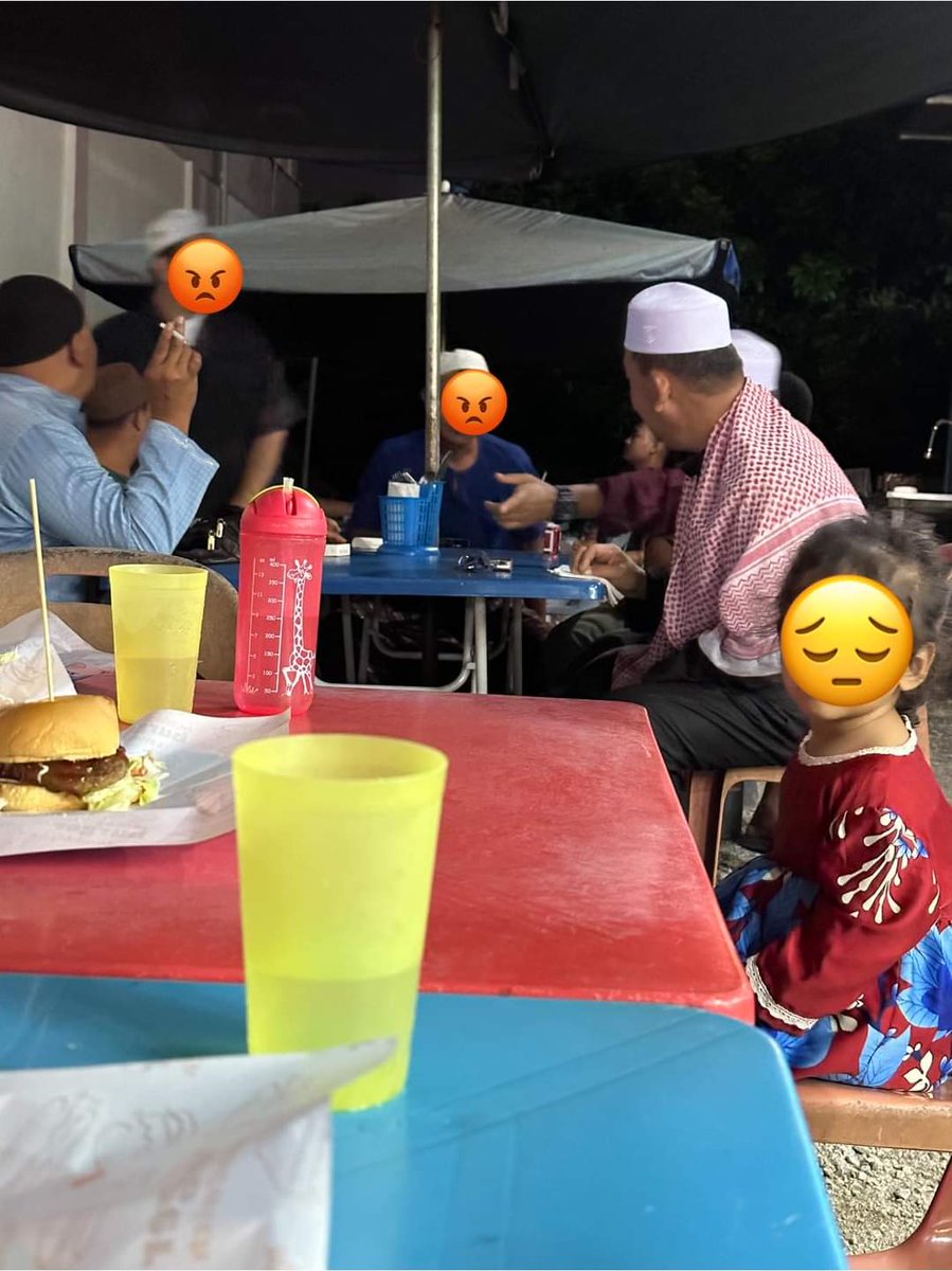makan di gerai. suasana aman,udara bersih. datang sekumpulan orang masjid, berkepul-kepul asap rokok dan vape.terus rasa sesak nafas.hilang mood nak makan. betul-betul bersebelahan meja kami yang banyak anak kecil ni.

Sumber : Noor Ameera Rahmat