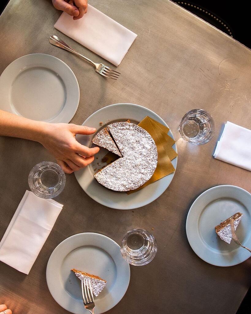 📍Alba
Tonda Gentile Trilobata o più comunemente famosa come la Nocciola Piemontese IGP è un’altra eccellenza del nostro territorio coltivata nel basso Piemonte in alcune zone delle provincie di Cuneo, Asti e Alessandria. 

Qui un omaggio de @lapiolaalba che porta nel suo men…