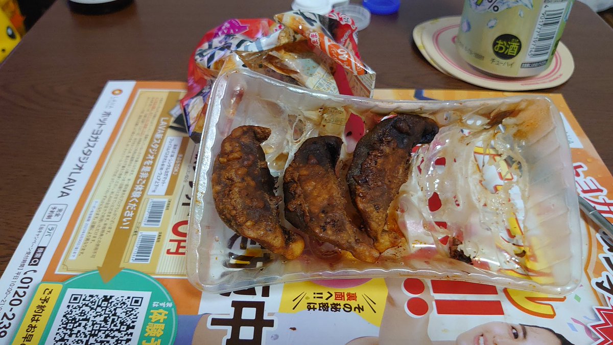 yuminchu2211's tweet photo. レンチンの餃子すら作れない。
チンしすぎてプラスチック溶けてるし。最早ただの炭でくそ苦いし。部屋めっちゃ臭いし。する気も無いけど一生自炊できひんわ。 https://t.co/ASY9ZONaDl