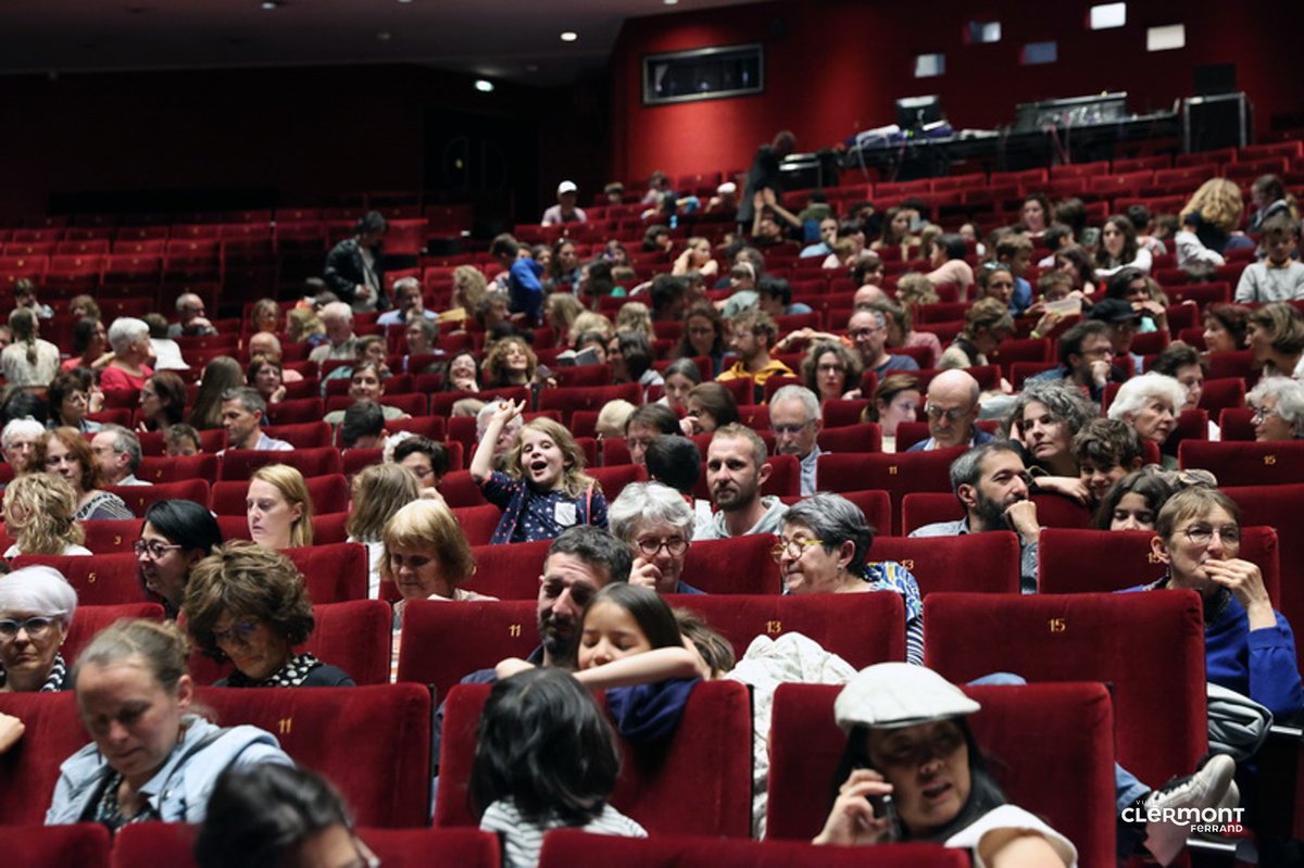 ClermontFd's tweet photo. Graines de Spectacles a clôturé sa saison en beauté hier soir à la Maison de la Culture avec le spectacle "La voix d'Ella", conte musical autour d'Ella Fitzgerald. Retour en images sur cette soirée jazz qui a conquis le public !
#Jazz #ConteMusical #ClermontFd https://t.co/ujcOhIMPDt