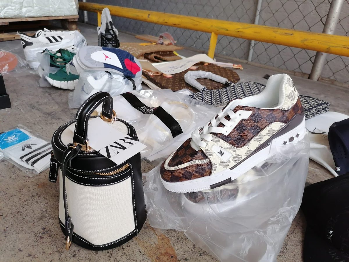 ewnreporter's tweet photo. [PICTURES] SA Police Service officers have seized a container at the Durban Harbour carrying counterfeit items of luxury clothing brands. 

Police estimate the goods to be worth about R400 million. 

Police said the container came from Asia. TCG https://t.co/oYBsZ58qiu
