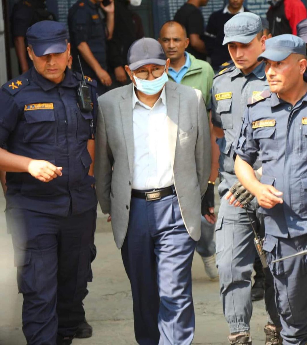 अब तिम्रो चरित्र 10 रुपैयाको माक्सले ढाक्न सक्दैन  माननिय, न त्यो स्ट्यान्डर्ड पहिरनले जोगाउछ पाप धुरीबाट कराउछ ।