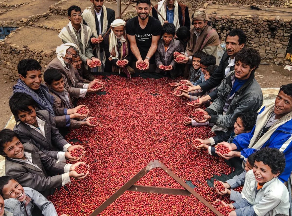 MagdalenaMB98's tweet photo. Originally the #primary #mode of #travel was by #camel 🐪, but later, this #Arabic Coffee was named after the #MokhaPort which is on the #coast of the #RedSea, from which these were eventually shipped. By 1650, #coffee became #popular in #Europe, expanding in coffee businesses. https://t.co/F9JOkCmy1D