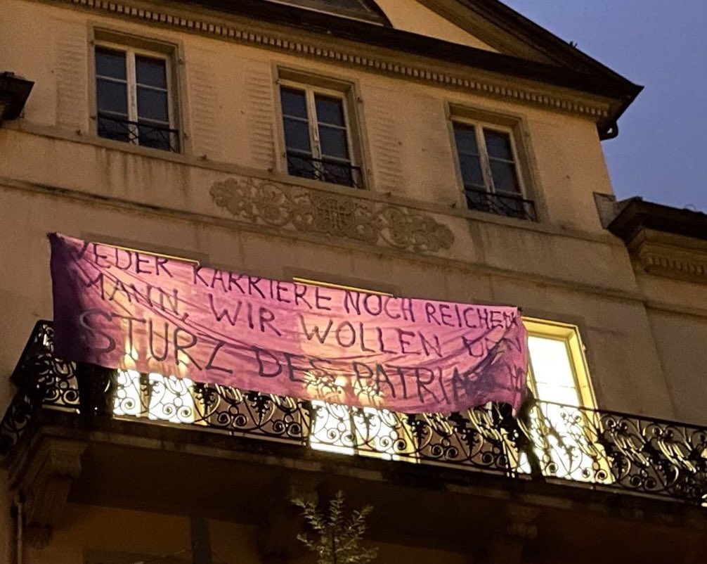 Vom feministischen Hochschulkollektiv:

 “Weder Karriere noch reichen Mann, wir wollen den STURZ DES PATRIARCHATS!💥💥

1/5