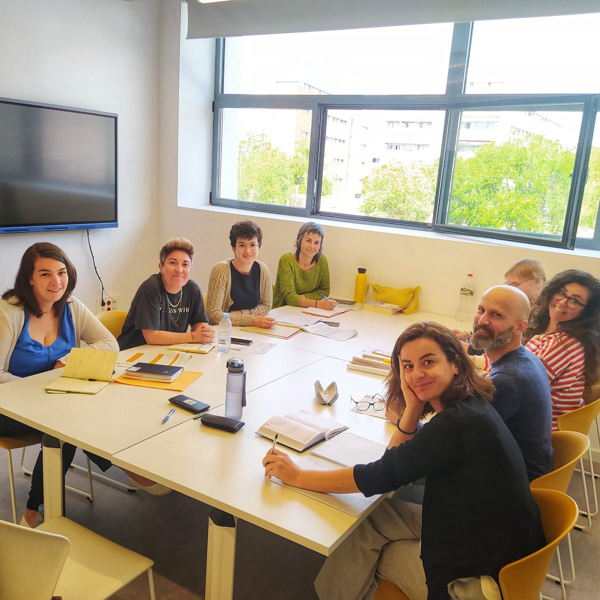 la_ciba's tweet photo. Cada setmana el nostre equip d'agents d'igualtat es reuneix per a treballar en els diferents projectes, activitats i propostes que ens feu arribar.

Avui hem estrenat la sala de reunions! 🥰

💜 #Maribel #Itziar #Sara #Elena #Jordi #Laura #Regi #Juan #Júlia #Ana #Xus 💜 https://t.co/1WomxwM8hi