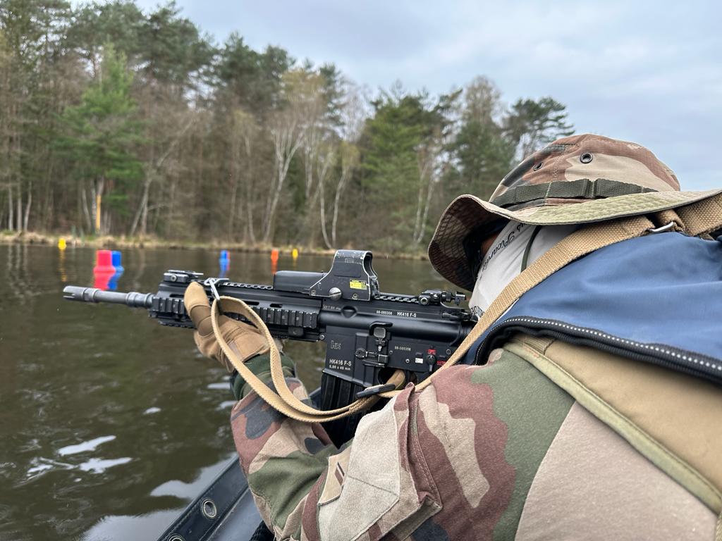 1er_ri's tweet image. #1RI - Pour la 1e fois, la 4e compagnie a réalisé un tir sur le parcours de tir nautique du camp de Bitche. Unique en France, il reproduit les conditions réelles d’engagement en milieu fluvial ou côtier et constitue un excellent entraînement. 
#SoldatsOPS #PrêtsAuCombat #DeCombat