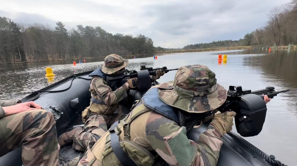 1er_ri's tweet image. #1RI - Pour la 1e fois, la 4e compagnie a réalisé un tir sur le parcours de tir nautique du camp de Bitche. Unique en France, il reproduit les conditions réelles d’engagement en milieu fluvial ou côtier et constitue un excellent entraînement. 
#SoldatsOPS #PrêtsAuCombat #DeCombat