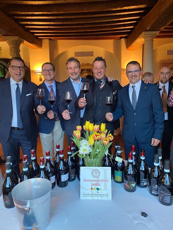 MauroBertolli's tweet photo. Trenta enoteche italiane alla scoperta del territorio pavese dal 7 al 9 maggio 2023
L’articolo completo al link:
https://t.co/xqqUK2Cd2g
#PAVIASVILUPPO #CameradiCommerciodiPavia #italiadelvinobertolli #Vinarius
#oltrepopavese #pavia
#consorziotutelavinioltrepòpavese #gildafugazza https://t.co/VVnHBcVz0T