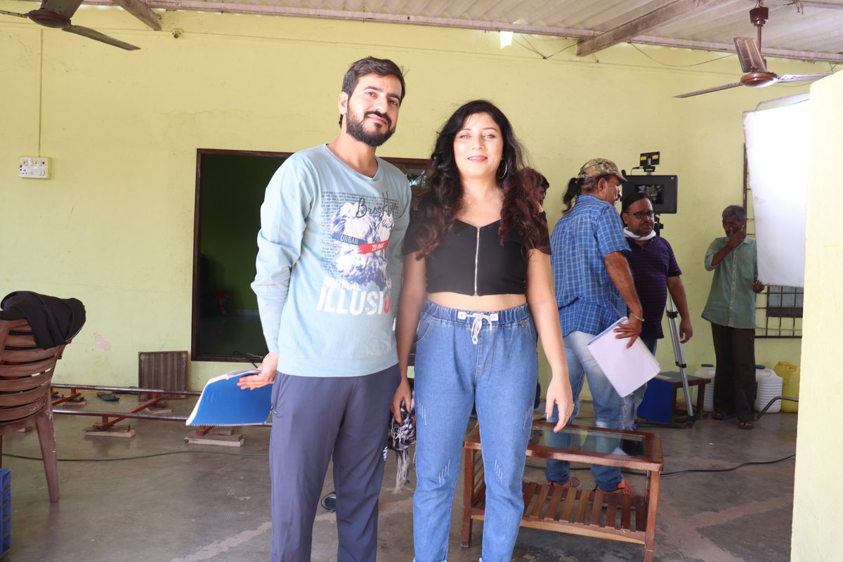 SmartKiller_'s tweet photo. Upcoming Bollywood Theatre Hindi Movie "SMART KILLER"
During movie shoots Director contribution of  making acting scenes successful 🎬🎬
Film Produced by - Rajaram Singh -: Filmy Jhalak International Production  #smartkiller  #shooting  #director #scene  #acting  #mumbai  #BTS https://t.co/3xldWpRntN