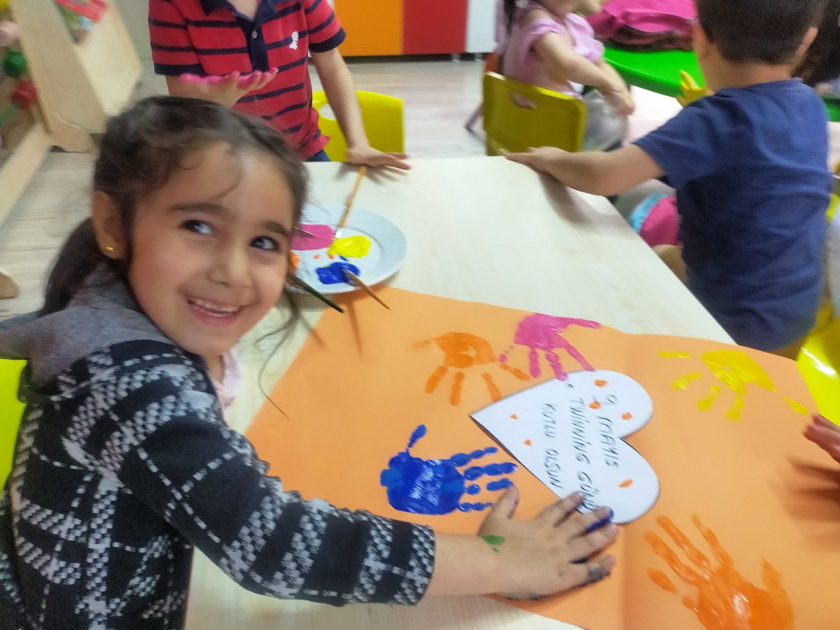 basakkaris's tweet photo. 9 th May eTwinning day 🌻@IlokulKayatepe https://t.co/2UIid0zRZB