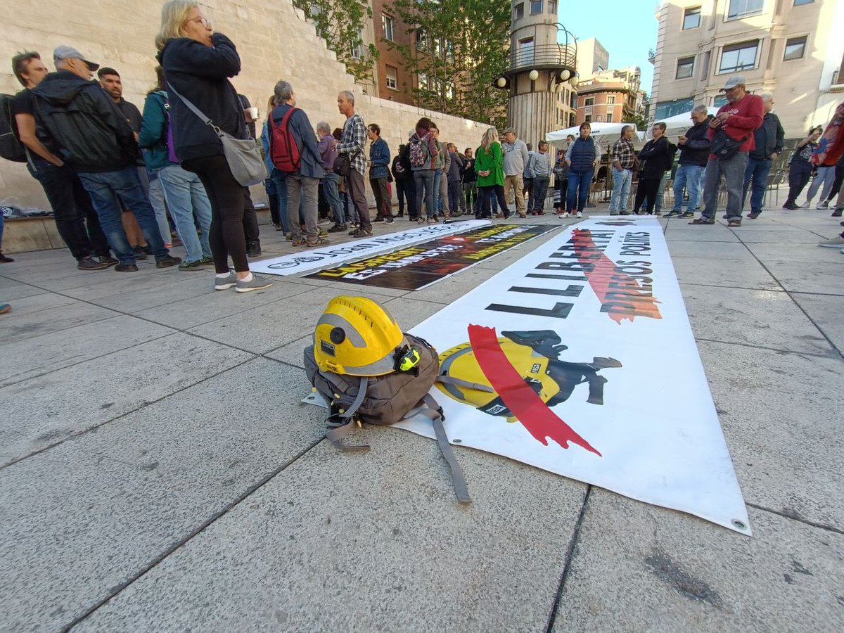 Avui amb en Joan Domènech, bomber. 
Va participar en una concentració per la llibertat de Puigdemont. Els Mossos el van agredir i el van deixar inconscient. Per les lesions sofertes una setmana sense poder ingerir sòlids i vuit mesos de baixa.
Jutjat a Lleida acusat d'agressor.