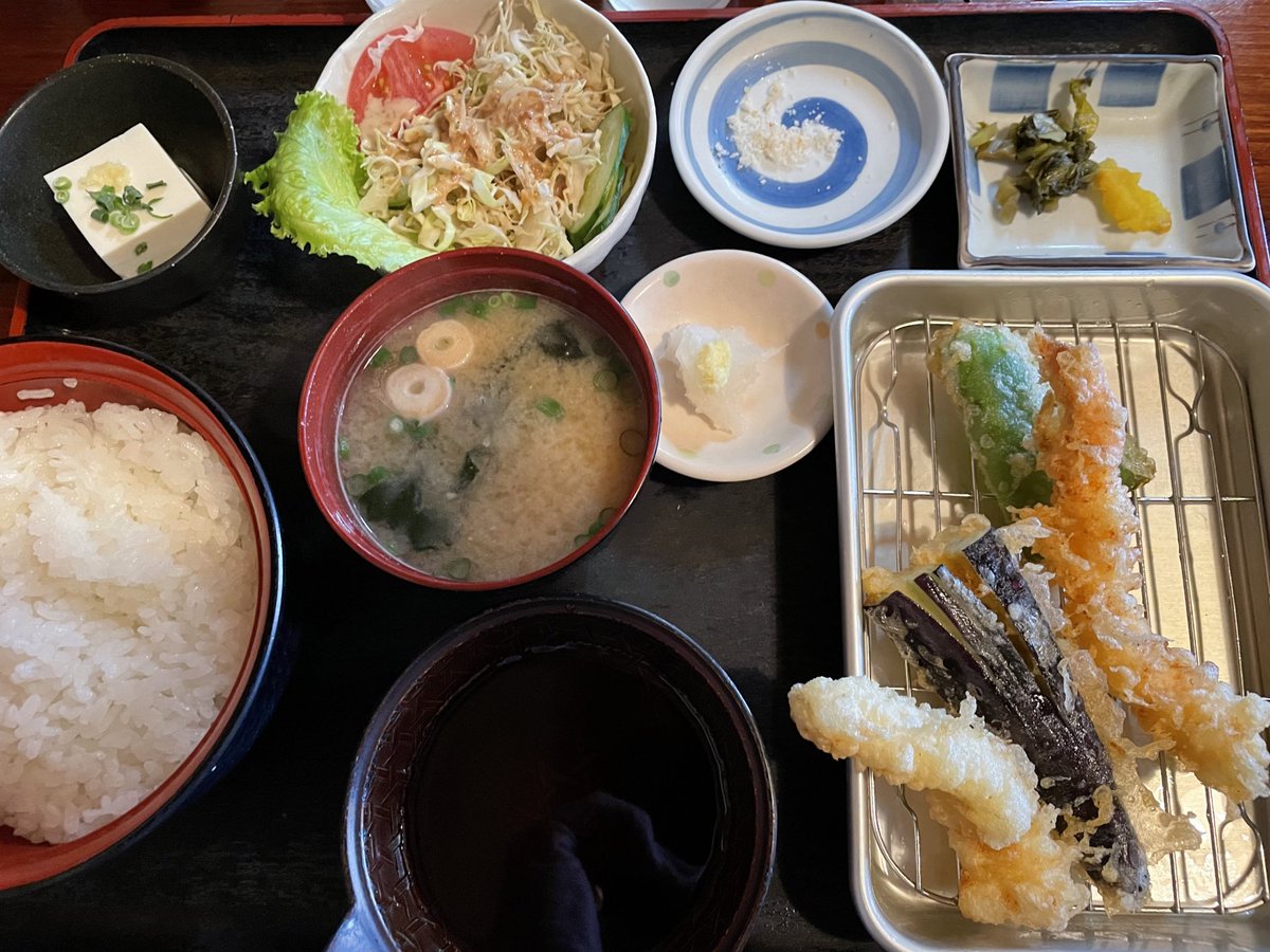 今日は珍しく天ぷら定食✨ 目の前で揚げるところを見ながらの揚げたての天ぷらはご飯もすすみます😊