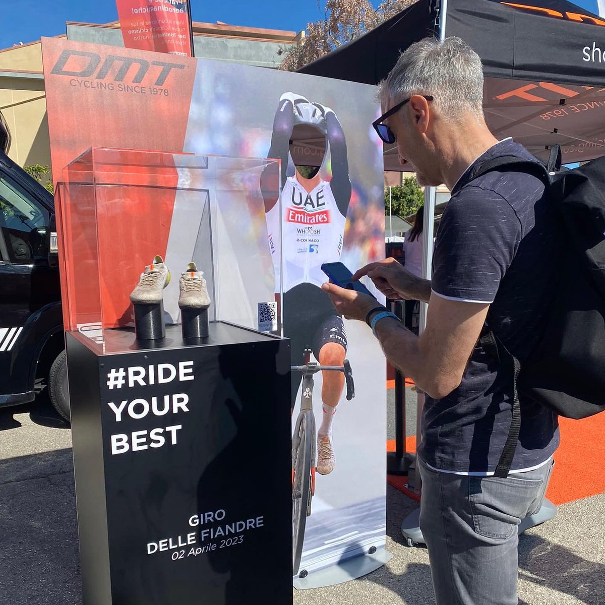 👟 | Sur le village départ du #Giro, <a href="/dmtcycling/">DMT Cycling</a> expose les chaussures KR SL (non lavées) que portait Tadej Pogacar lors de sa victoire sur le Tour des Flandres 2023.