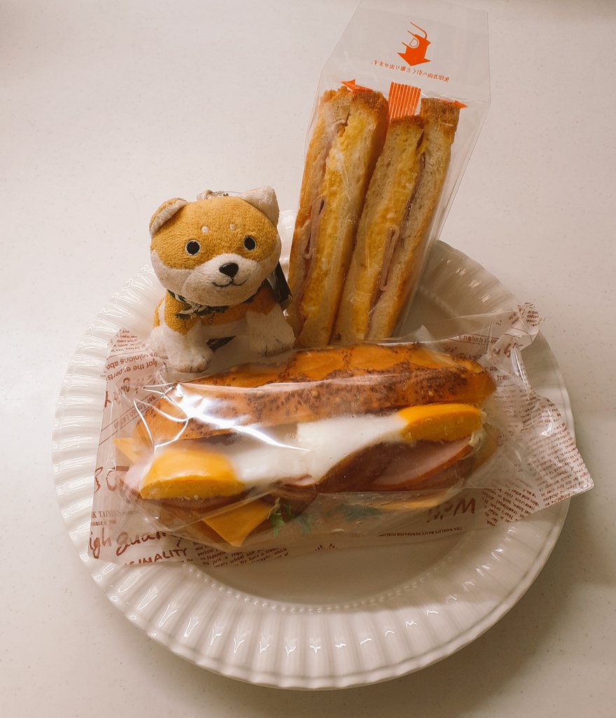 昼飯昼食🍴パン🥪💕エルビー✨ピーチラッシー🍑(白桃)🥤🎵咲いてきた🌼可愛い色😍✌️