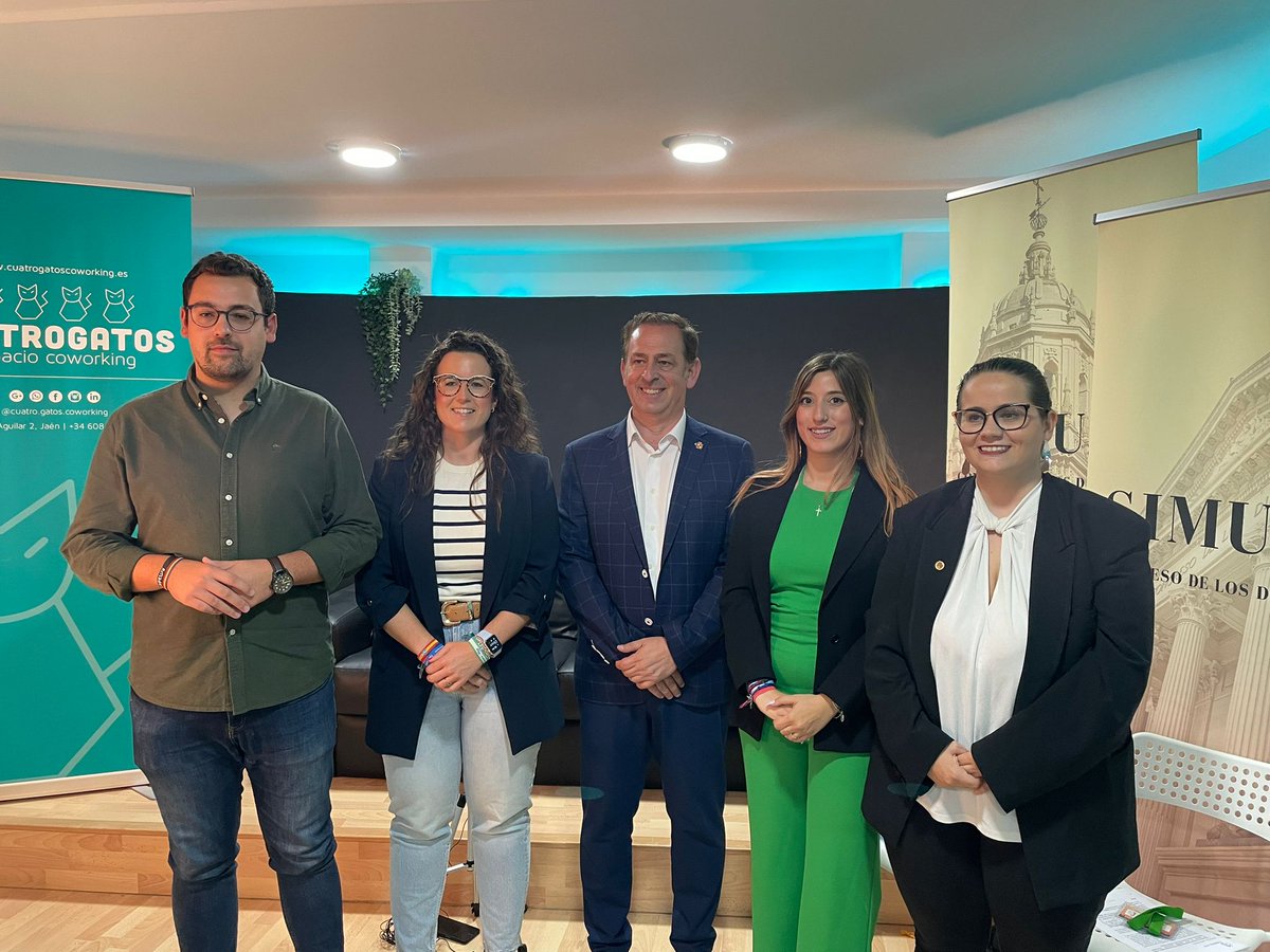 JaenJunta's tweet photo. La responsable del @IAJuventud en Jaén, @anagonzalez710, ha asistido a la presentación de la segunda edición de #Simuja, organizado por @ADEDEJA.
Una simulación parlamentaria que tendrá lugar del 9 al 12 de noviembre. https://t.co/LdOTVaLFzb
