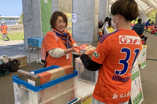 albirex_pr's tweet photo. ／
目標5⃣0⃣0⃣0⃣kgまで⛰
あと3⃣9⃣3⃣0⃣kg🏔
＼

#ニイガタガミカタ🫰プロジェクト
5⃣月 #フードドライブ 実施のお知らせ📣

5/14(日) #道の駅たがみ でも実施💡
ご協力お願いいたします🙇‍♂️

🧡https://t.co/R4j4rR9Huv
@t_daichi5🤝@RS_tagami🤝@NiigataFblc
#albirex #アルビレックス新潟 #シャレン https://t.co/J5Bo1jFUAj