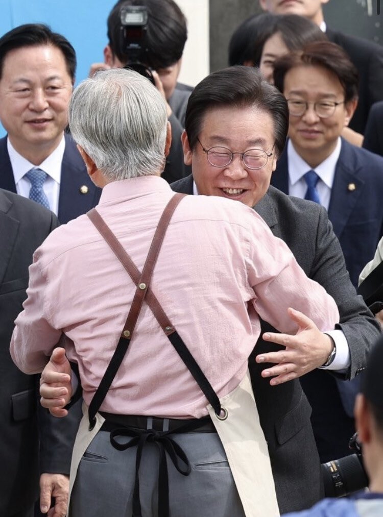 이중인격자 이재명.

가증스러운 이재명.

오지말라면 오지말어.

언론플레이로 선동하니 문프성격에 안볼순 없다만 당신이 선동하고 당신이 이용할 분이 아니다.

이재명! 그냥 좀 그만보자.
저가증스런 얼굴에 덤으로 싫은 김두관!