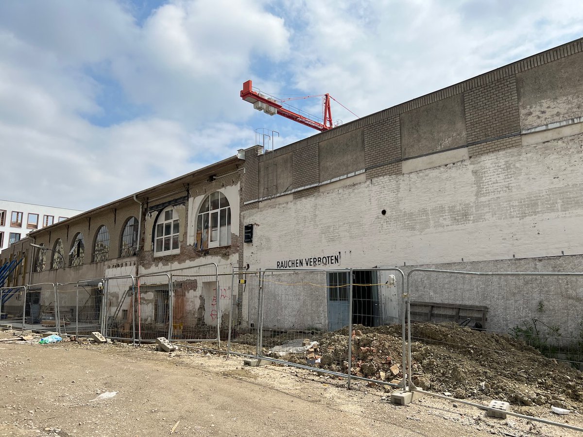 Andyage's tweet photo. smoking prohibited! #andyage #vienna #austria🇦🇹 #liesing #1230 #demolition #rebuilt #placewithoutbirds #nobirdssinging #concrete #concretevsnature https://t.co/sq3pJfi4W7