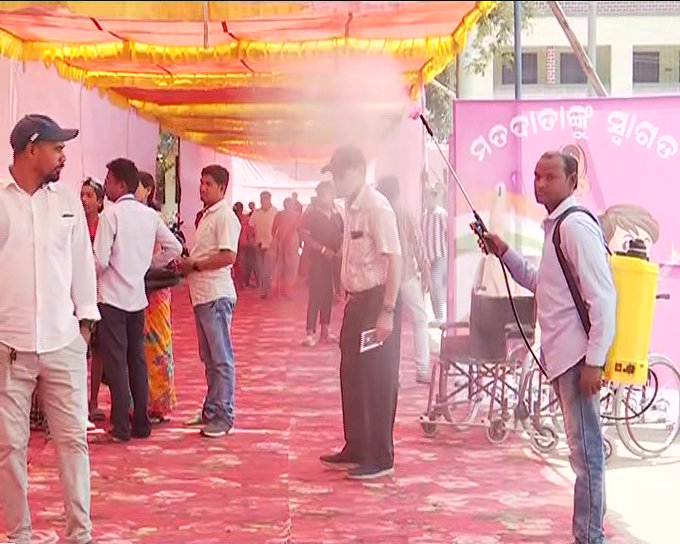 BytesOdisha's tweet image. 41.26% voter turnout till 1 PM in by-election to the Jharsuguda Assembly constituency #Odisha 
#DharmendraPradhan appeals to voters to exercise their franchise in record numbers. "Do vote for good governance and  crime and fear-free Jharsuguda."
#Odishabytes #Odishabytesnews