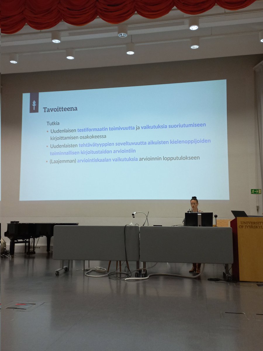 Mari Honko jatkaa esittelemällä digitaalisen kirjoittamisen pilottia ja sen ensituloksia. On tunnistettu tarve arvioida millaista aikuisten digitaalista kirjoittamistaitoa tarvitaan tulevaisuudessa. #JYUsolki #solkitutkii