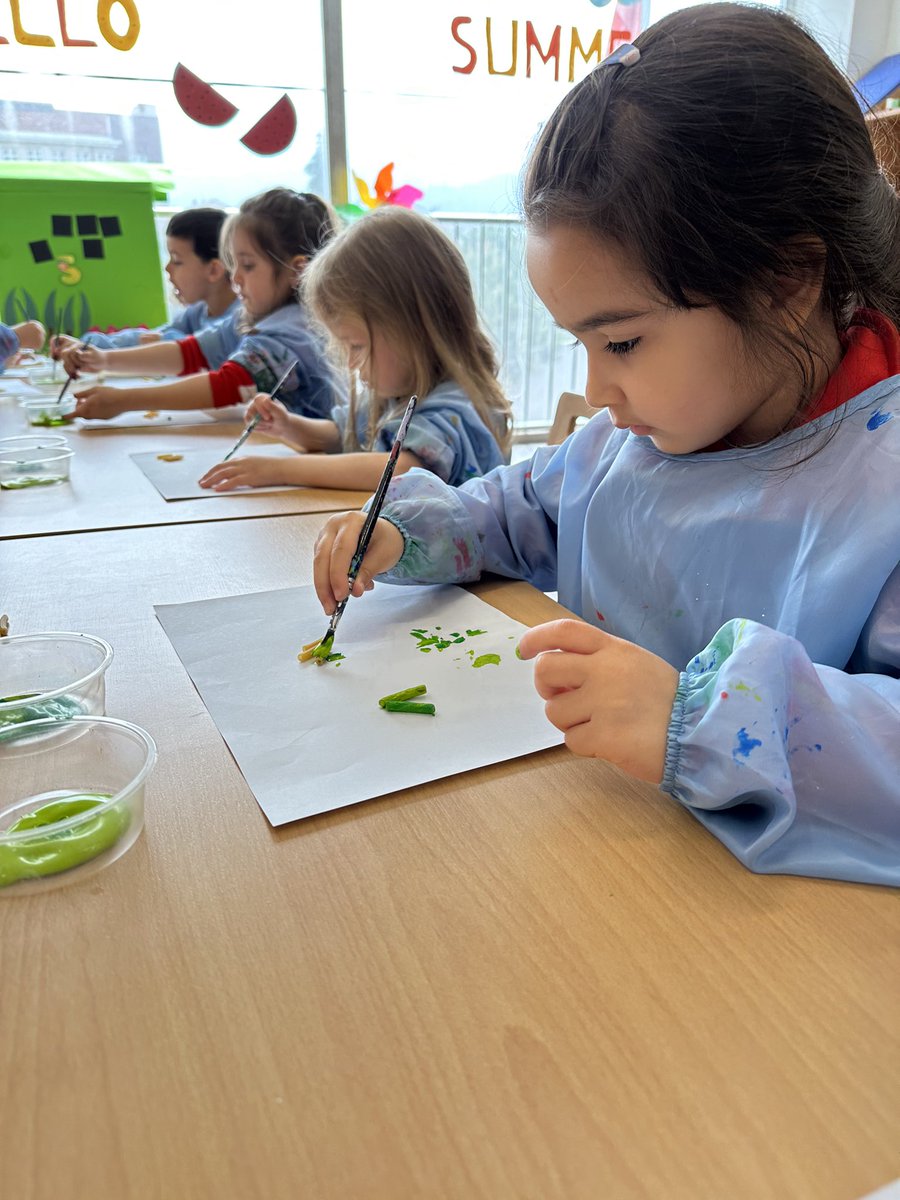 BursaBk's tweet image. Yeşil Parti düzenleyen Mor Sınıf renk ve rakam tanıma çalışması yaparak Bayan 5’in partide takması için kolye hazırladı. 

#erkençocuklukeğitimi 
#mathazoneforest
#educationalprogramme
#matematik 
#eğlencelimatematik