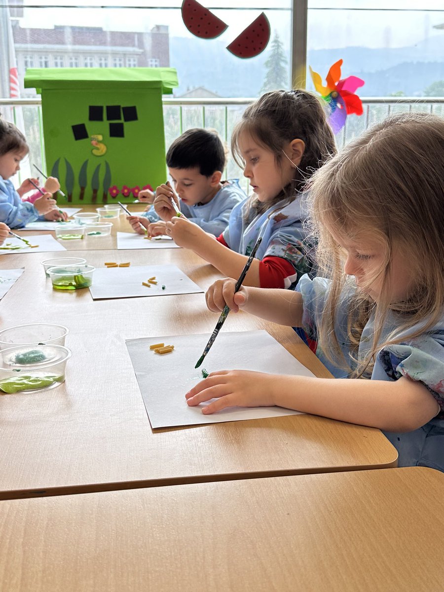 BursaBk's tweet image. Yeşil Parti düzenleyen Mor Sınıf renk ve rakam tanıma çalışması yaparak Bayan 5’in partide takması için kolye hazırladı. 

#erkençocuklukeğitimi 
#mathazoneforest
#educationalprogramme
#matematik 
#eğlencelimatematik