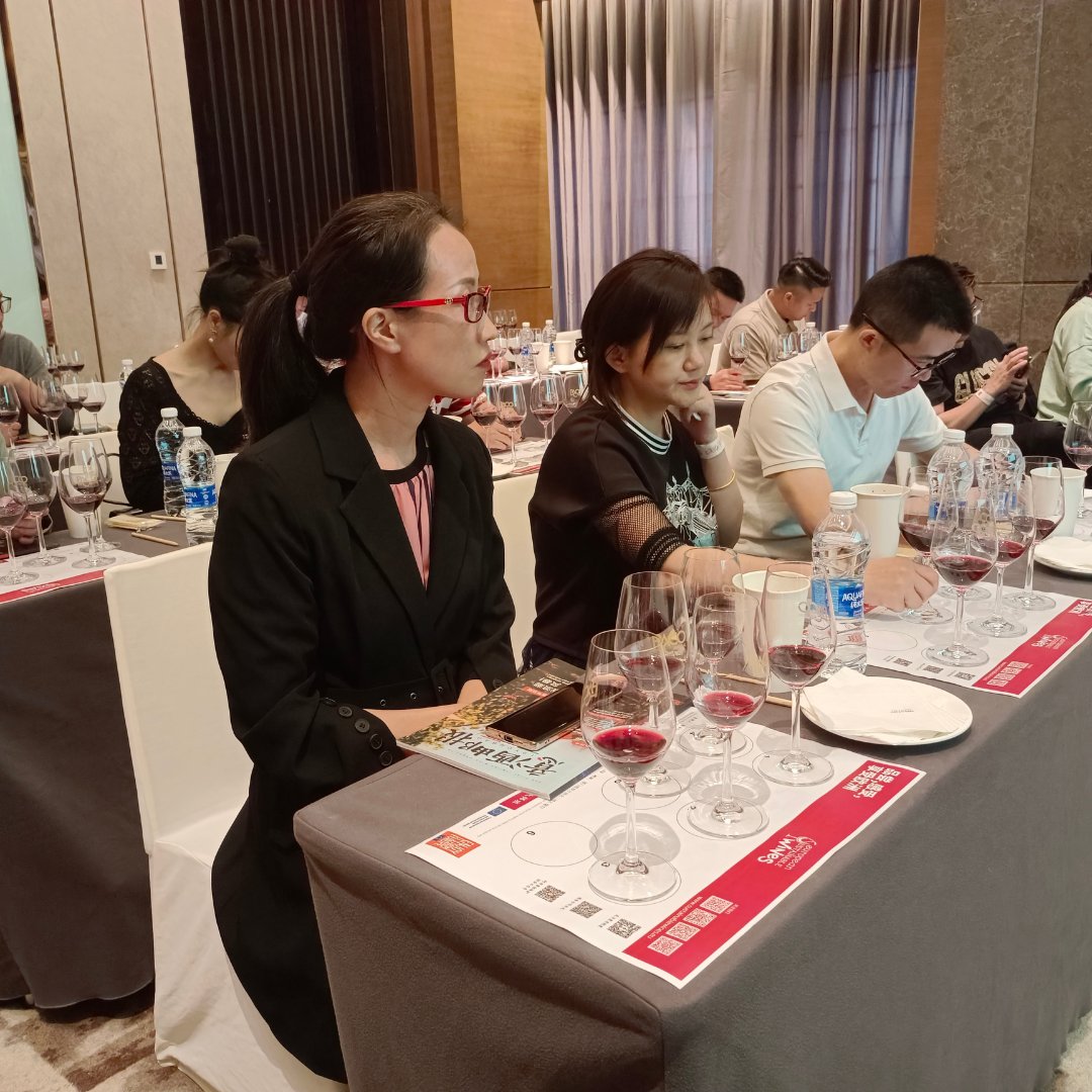 winechannelit's tweet photo. #Roadshow #Xiamen, I vini delle cantine Collefrisio, 
Tenuta Secolo IX, Mazzarosa, Barone Cornacchia e Casal Thaulero 

Sono stati presentati degustati con la guida della nostra #wineexpert Sabina Yang durante la #masterclass. 

 #montepulcianodabruzzo #vino #vinoitaliano #cina https://t.co/4NqF5ge4l2