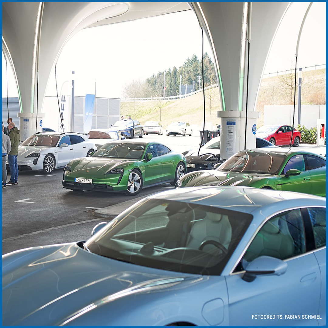 Under the event "PFF meets Sortimo Ladepark" the free #Porsche Community (#PFF) met with series manager Porsche Taycan, Mr. Kevin Giek, at our #SIZ last month. Thanks for capturing the great shots @mnky.media