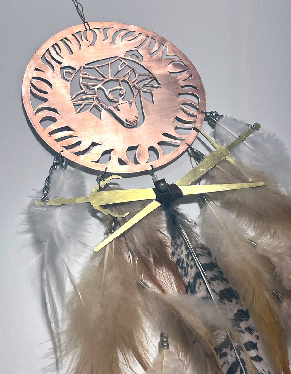 선물용으로 만든
게임 위쳐 의 곰교단 컨셉 드림캐쳐.
동판에 그림을 옮기고 오려낼 자리에 타공 후
하나하나 썰어내어 만들었습니다