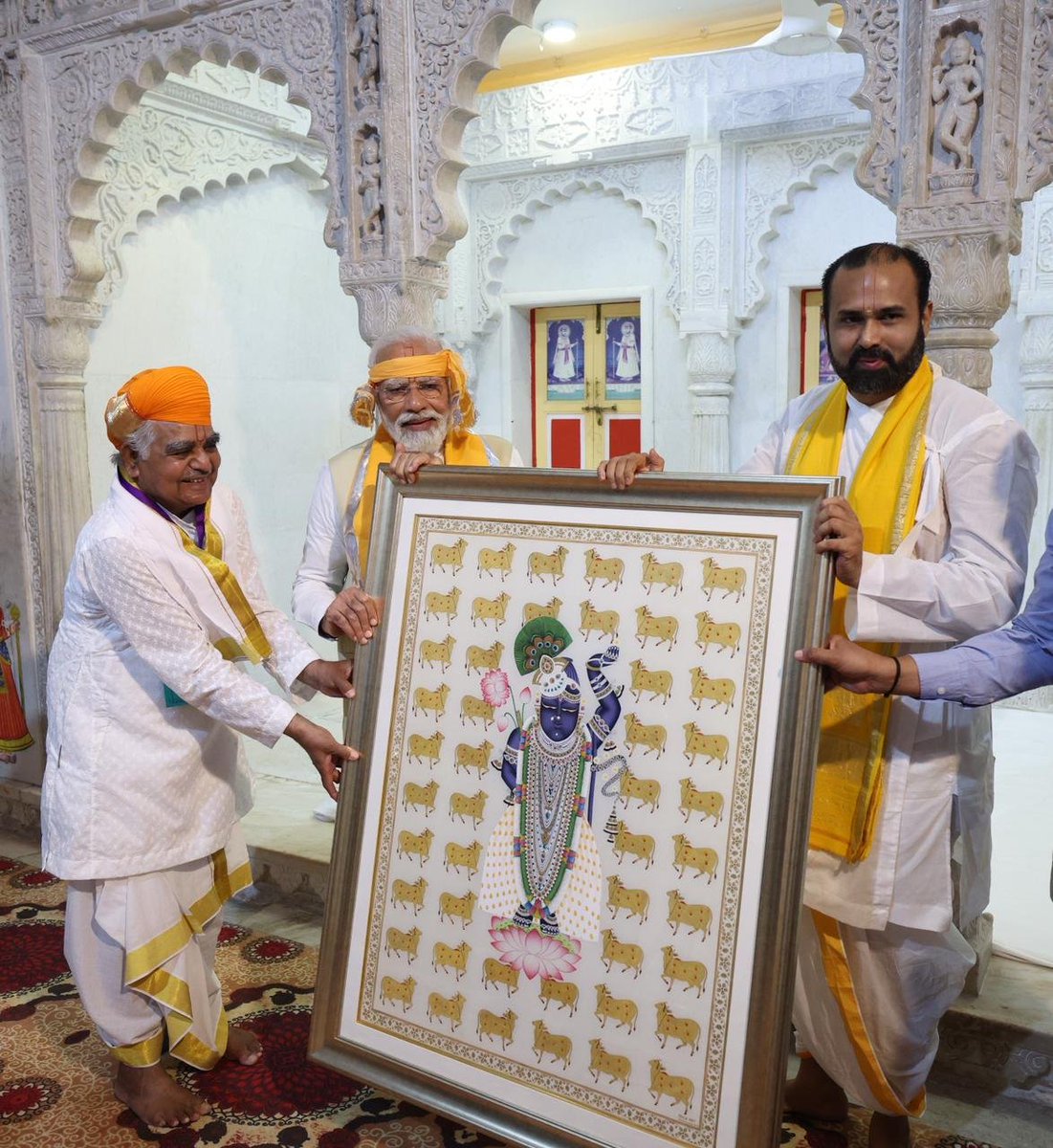 narendramodi's tweet image. नाथद्वारा में भगवान श्रीनाथजी के दर्शन और आशीर्वाद का सौभाग्य प्राप्त हुआ। उनसे देशवासियों के उत्तम स्वास्थ्य और कल्याण की कामना की।