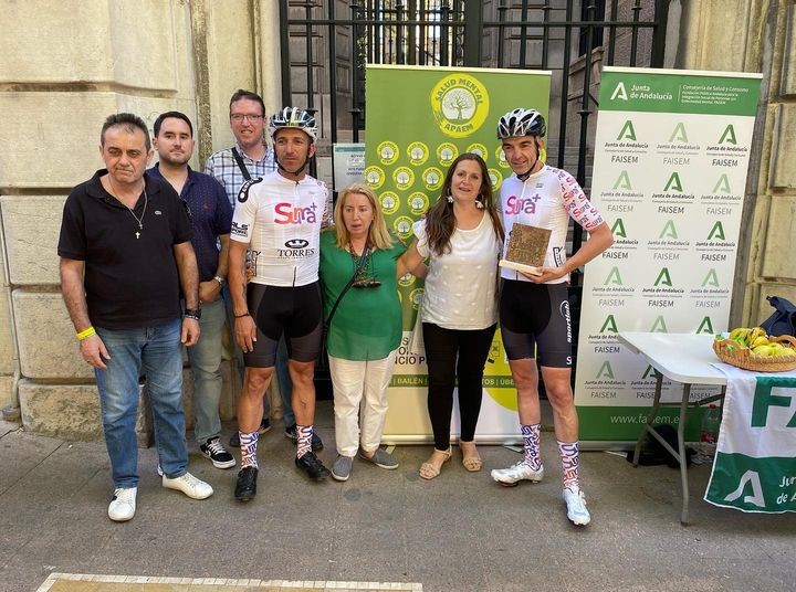 apaemsaludmen's tweet photo. Acompañamos junto a @RusTrinidad, @_FAISEM, la vicedecana del Colegio de Psicólogos y distintos profesionales de Gestión Clínica de Salud Mental, la llegada 🚴‍♂️🚴‍♀️ a Jaén del proyecto "4.000 silencios - 1.000 km. contra el suicidio". #SaludMental #suicidio #Prevención 💚💚💚💚💚 https://t.co/WuWaF4bSd8
