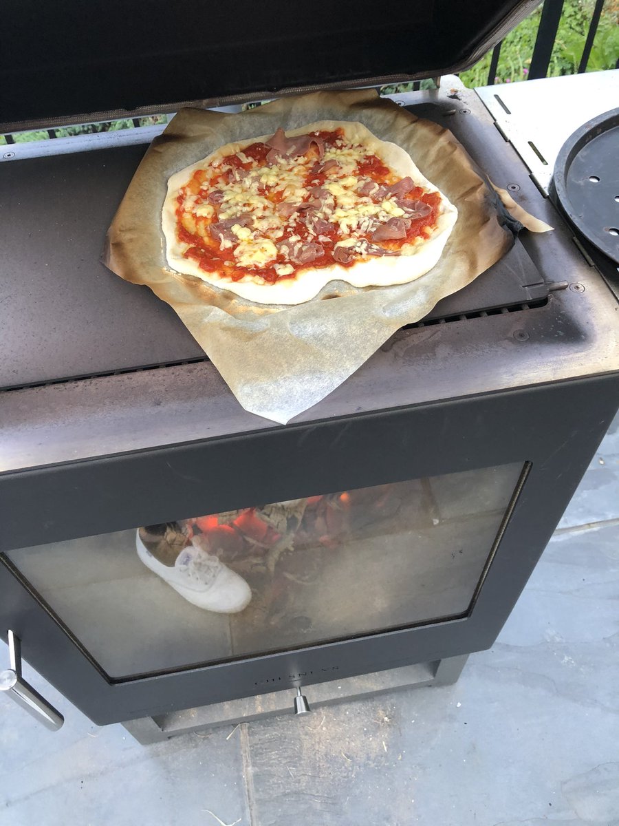 t_trees's tweet image. Delicious pizza on the Chesney @igrattan #ChesneysRHS